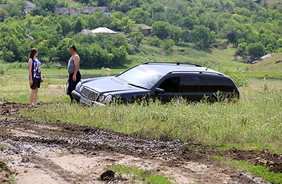 Поблизости реки Рэут машины рисковали завязнуть в грязи