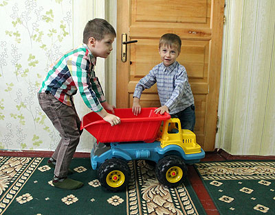 Емильяну (слева) шесть лет. Он старший сын семьи Балан. Тем не менее, ему во всем помогает младший брат Илья. Братья неразлучны и дома, и на детской площадке