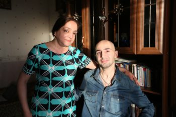 В отличие от отца, мама от Орхана не отвернулась. Она ухаживала за ним, находила книги, о которых просил сын, рассказывала ему разные истории, пыталась развеселить