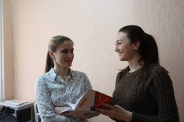 Анна Сусаренко и Люба Кирилов, председатель Y-PEER в Молдове, и, соответственно, исполнительный директор Y-PEER, преподавали курс «Полового воспитания»