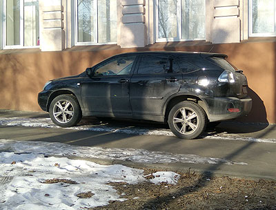 Автомобиль прокурора Александра Никиты, припаркованный на тротуаре вблизи Национального института юстиции, где он преподает будущим юристам