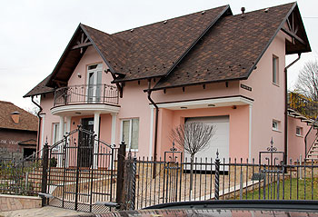 Casele de milioane din Valea Farmecelor