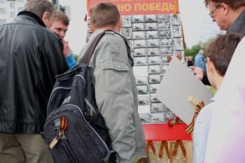 Panglica e prinsă nu doar în piept, dar și la genți, rucsacuri, buzunare, tobe de eșapament sau accesoriu pentru păr. Foto: Natalia Ghețu