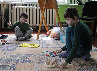 Matei (s), 4 ani, are atenția sporită la unele detalii. În circa două luni de terapie acesta a început să lege silabe. Egor (d), 7 ani, este pasionat de transportul public, dar și de drumuri, desenându-le imediat ce revine acasă