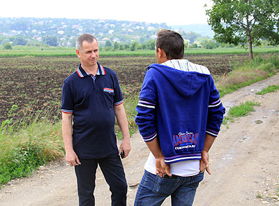 Eugen (din spate) se află în libertate timp de un an de zile. Bărbatul nu-și poate găsi un loc de muncă, pentru că nimeni nu vrea să angajeze un fost deținut. Oleg Zamșa, consilier principal de probațiune, sectorul Buiucani, promite să-l ajute în căutarea unui job