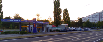 Benzinăria Eurosim și terenul de lângă ea, arendat de firmă din 2011 cu doar 2 mii de lei pe lună. Acesta este dat deja în arendă unei alte firme.