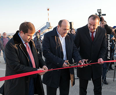 Ilan Șor, președintele Consiliului de Administrație „Avia Invest”, Vladimir Tonu, directorul firmei de construcții „Exfactor Grup” SRL și Petru Jardan, administratorul „Avia Invest” dau startul unor lucrări de reconstrucție la Aeroportul Internațional Chișinău