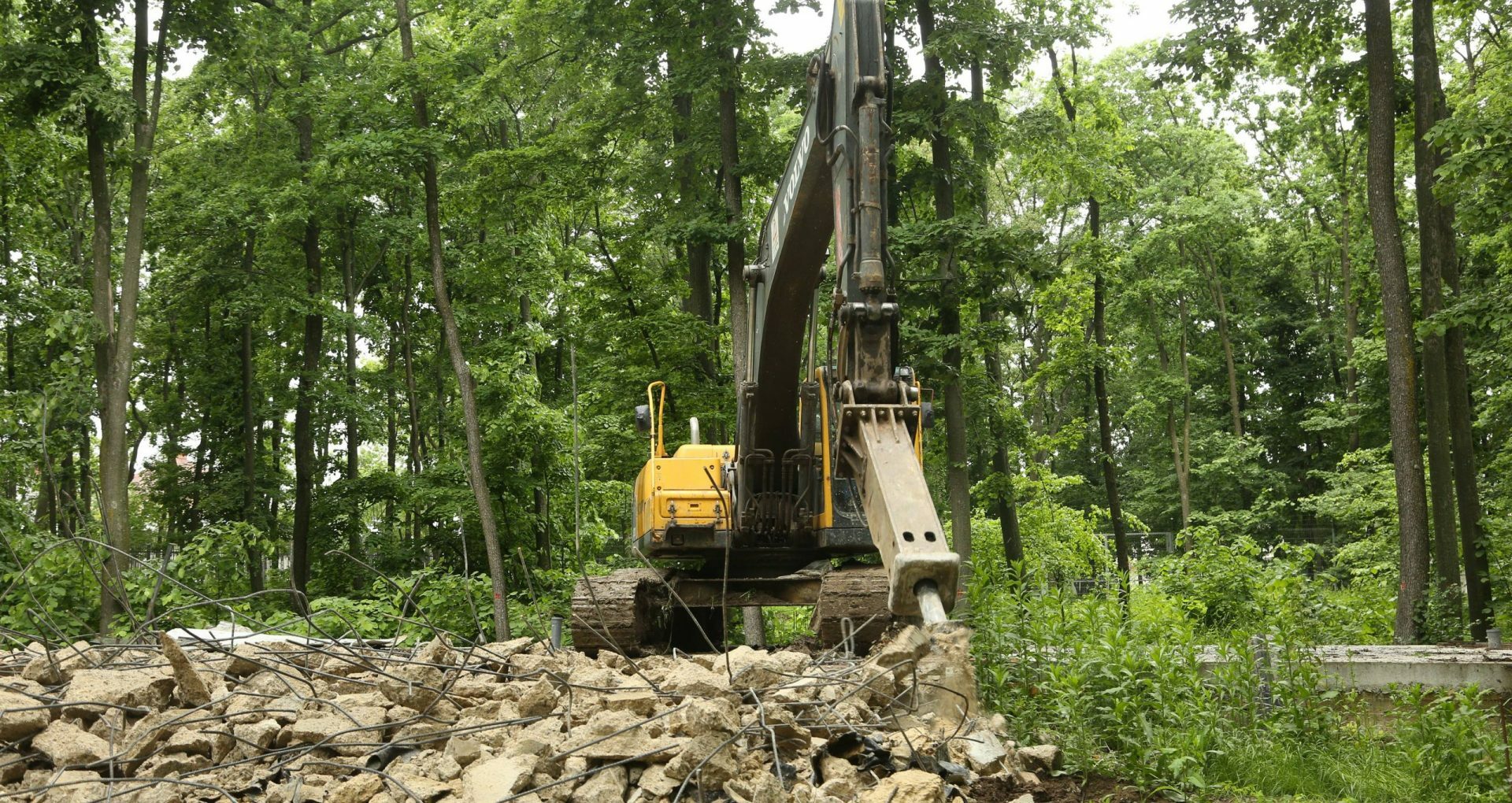 The Concrete Constructions Built in the Durlești Forest are Demolished after a ZdG Investigation