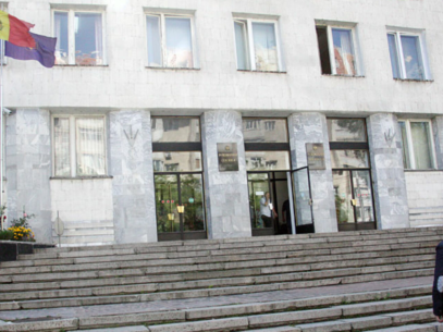 Five people detained by prosecutors in an embezzlement and money laundering case.