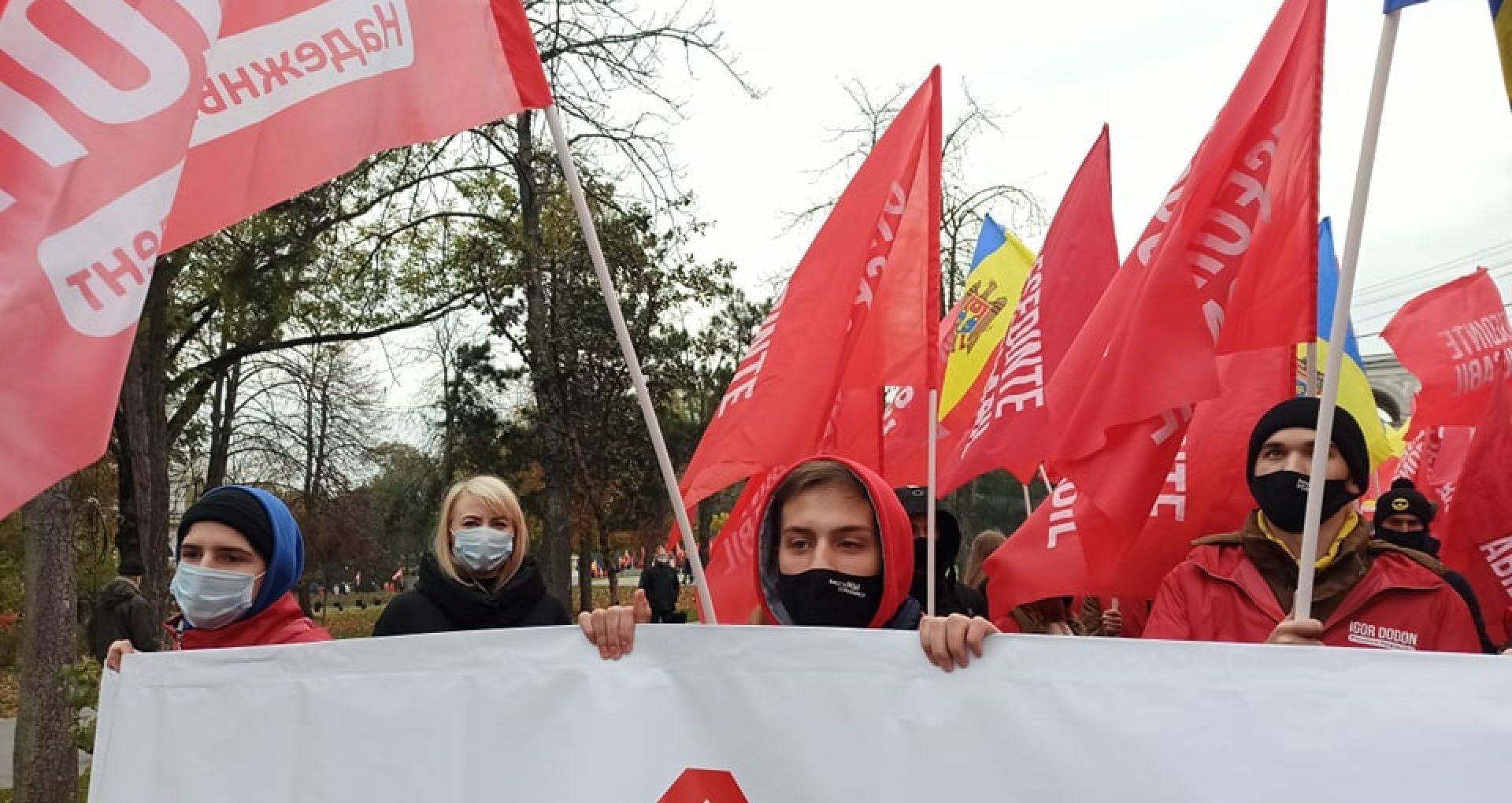Organized March in Chisinau: The Socialists Party Gathered Supporters For the Independent Candidate Dodon in the Presidential Race