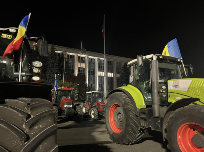 Farmers’ protest in the National Assembly Square: Messages, left on tractors: “Enough is enough!”