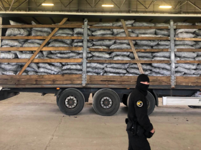 About six million cigarettes, camouflaged in a truck driven by a Ukrainian citizen, were detected at Costești customs