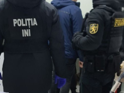 A customs officer has been detained for 72 hours for influence peddling. CNA: “The inspector allegedly received 500 euros to influence the employment of a young woman in the Customs Service”