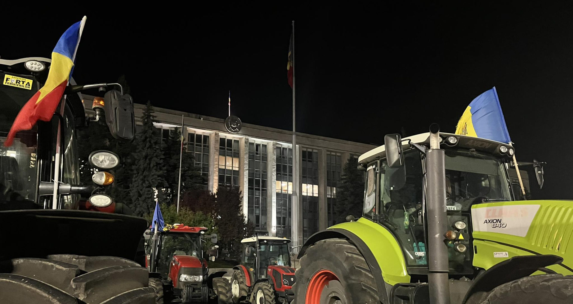 Farmers’ protest in the National Assembly Square: Messages, left on tractors: “Enough is enough!”