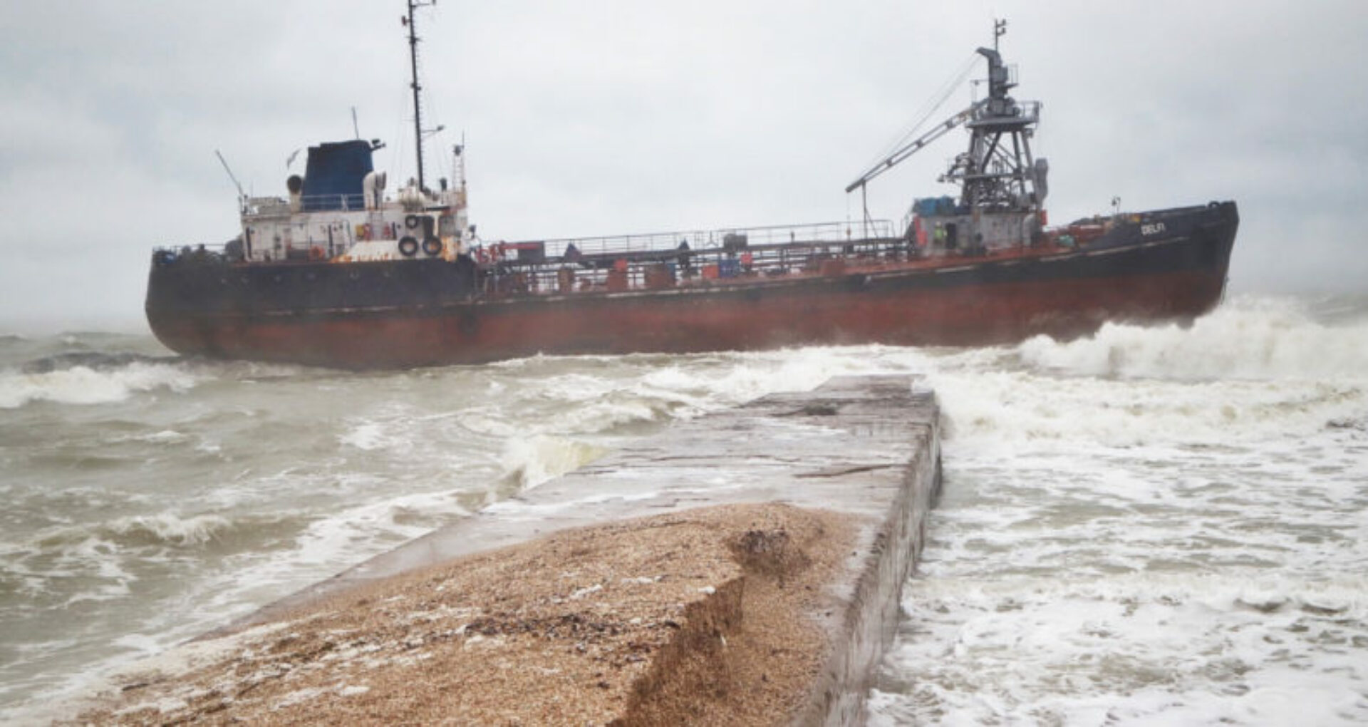 PHOTO/VIDEO A Tanker Under Moldova’s Flag Ran Aground Increasing the Pollution Level Near Odessa