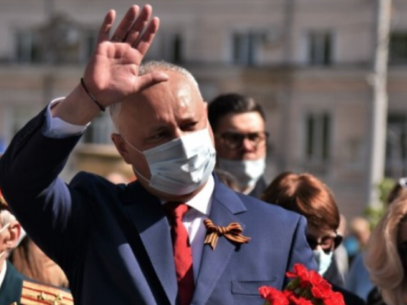 Socialist Igor Dodon challenged in the Chisinau Court the act by which he was fined 9000 lei for wearing the black-orange ribbon prohibited by law.