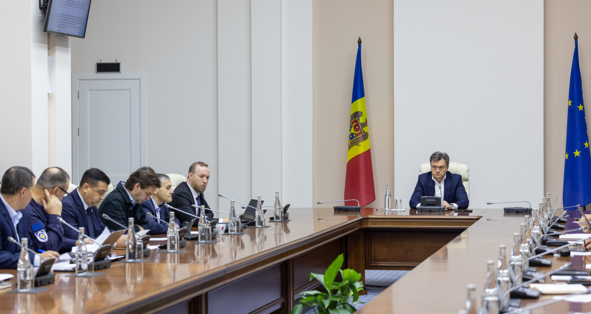 Six TV stations will suspend their activity. Security and Intelligence Service proposed to the Exceptional Situations Commission to “suspend” broadcasting licenses. PM Recean: “These TV stations are subordinated to Plahotniuc and Shor criminal groups”