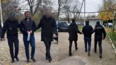 Former MP Vladimir Andronachi, handcuffed at the border and escorted by lawmen