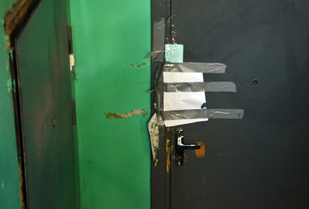 Способы защиты от воров. Аварийное вскрытие дверных замков. Способ открыть запечатанную дверь. Опечатанная дверь квартиры. Захлопнулась межкомнатная дверь с замком.