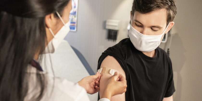 при тромбозе можно делать прививку. vaccin. при тромбозе можно делать прививку фото. при тромбозе можно делать прививку-vaccin. картинка при тромбозе можно делать прививку. картинка vaccin. COVID-19 ассоциируется с увеличением риска тромботических осложнений (в основном у госпитализированных пациентов с тяжелым течением заболевания). Достоверных данных об увеличении риска тромбоза после вакцинации от SARS-CoV2 на сегодняшний день нет. Ранее сообщалось о двух случаях тромботических осложнений, произошедших через некоторое время после введения вакцины компании AstraZeneca. У одного из пациентов развились множественные тромбозы, у другого – ТЭЛА. Однако Европейские регуляторные органы не подтвердили связи между вакцинацией и зафиксированными случаями тромботических осложнений (https://www.reuters.com). Также нет данных, что перенесенные ранее тромботические события могут являться противопоказанием для вакцинации.