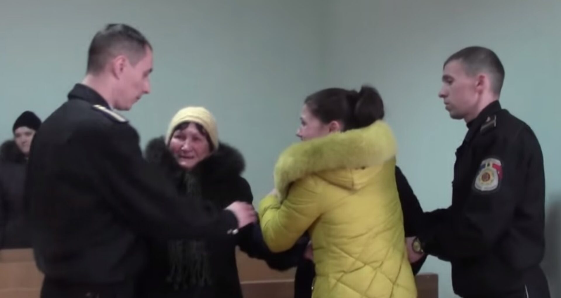 (VIDEO) Crește singură cinci copii minori și a fost trimisă după gratii
