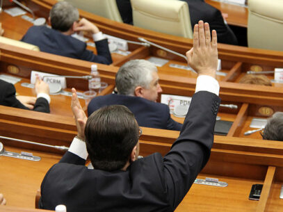 Deputații au respins propunerea de a-i audia pe Harunjen și Chetraru în Parlament
