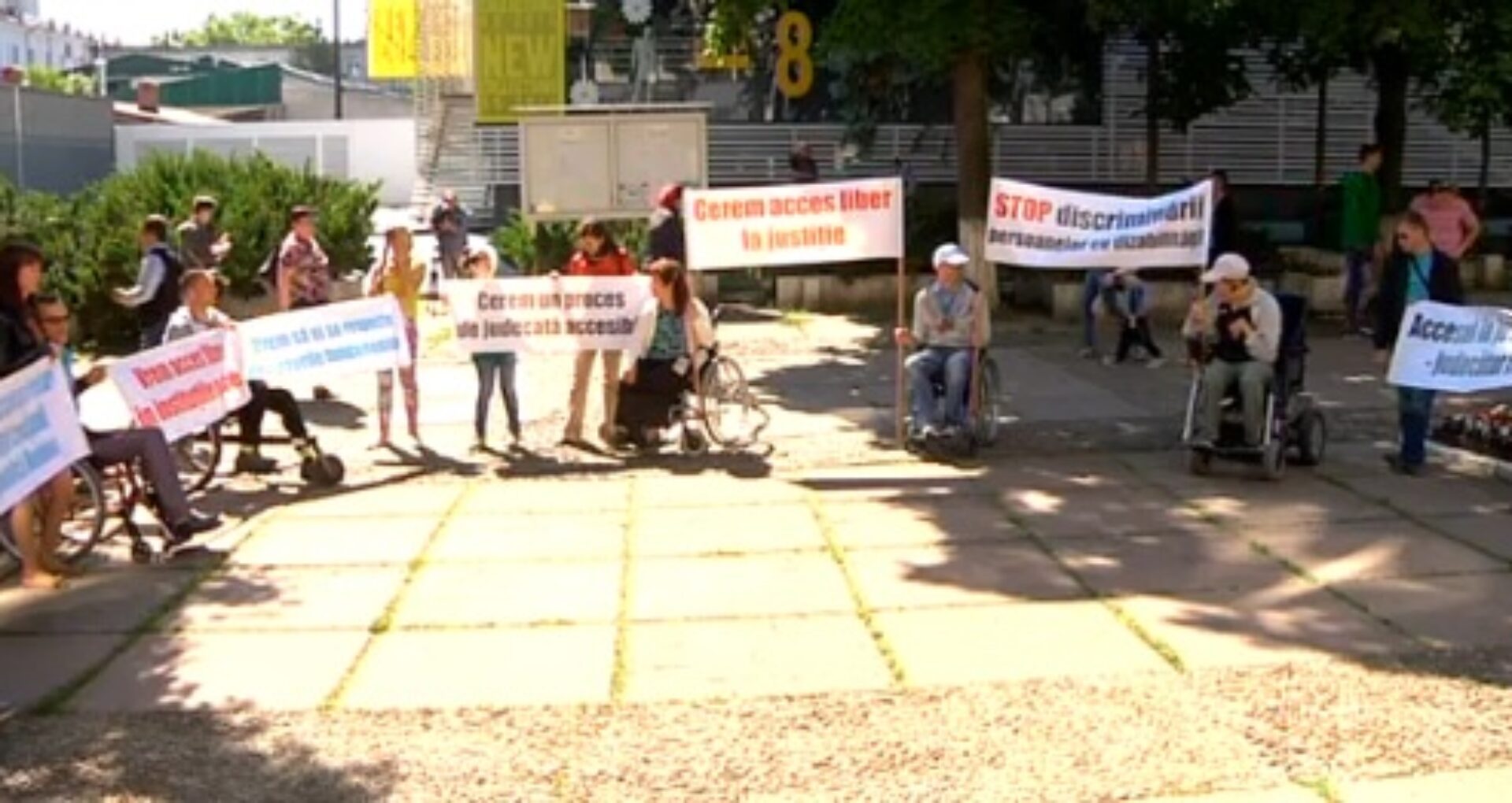 Persoanele cu dizabilități nu au acces la Judecătoria Centru din Chișinău