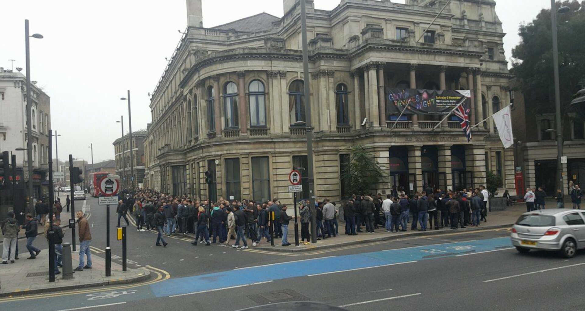 (FOTO, VIDEO) Moldovenii stabiliți la Londra se tem că nu vor reuși să voteze. Ce spune CEC despre numărul buletinelor rămase și prelungirea programului de votare