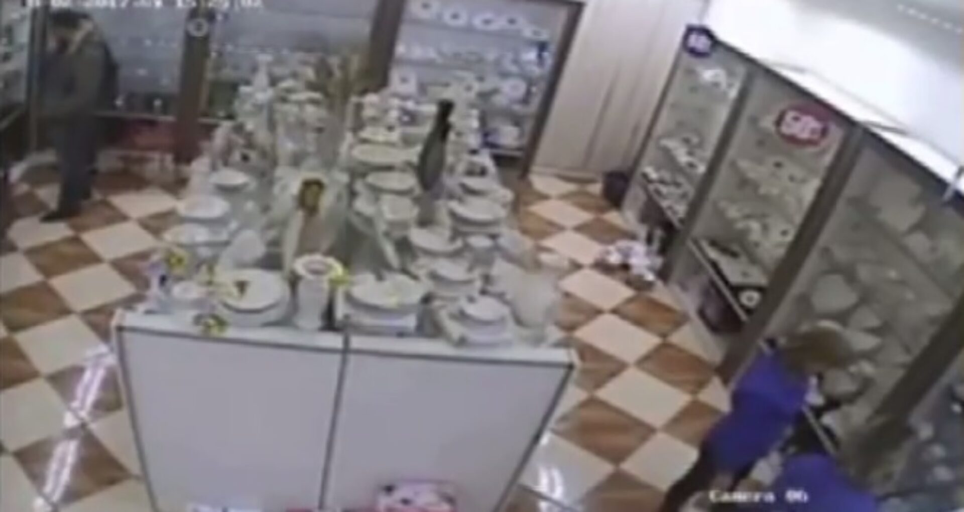 (Video) Un șef din poliție implicat în furtul unei salatiere dintr-un magazin din centrul capitalei?