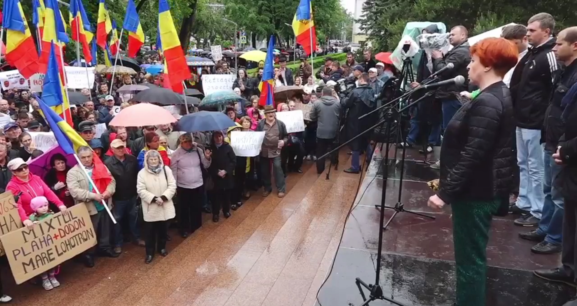 LIVE VIDEO/TEXT: „Jos Mafia”. Cu umbrele, mii de oameni protestează în fața Parlamentului