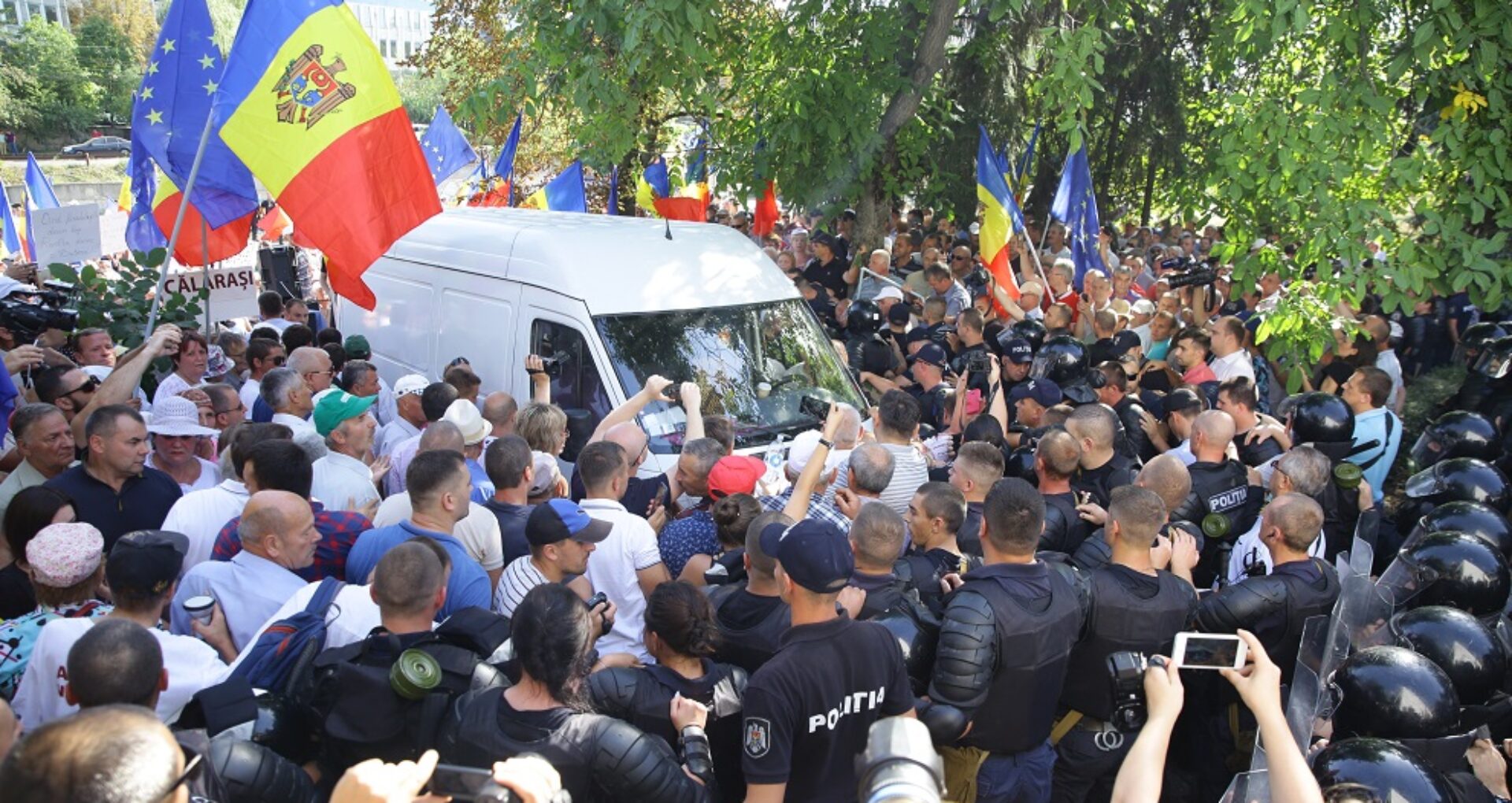 (foto) Precizările Poliției referitor la un microbuz care ar fi intrat în mulțimea de protestatari