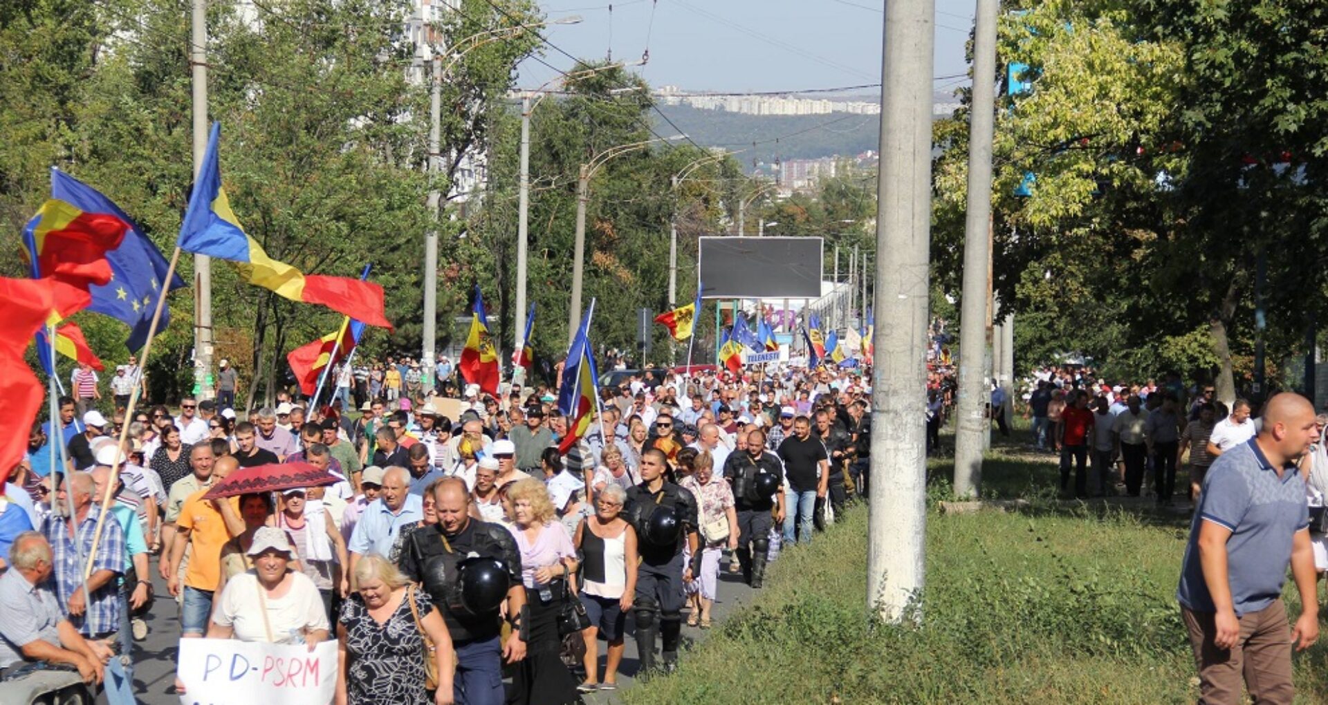 (foto) Protestatarii cer, mai bine de două ore, emisie în direct la Moldova 1