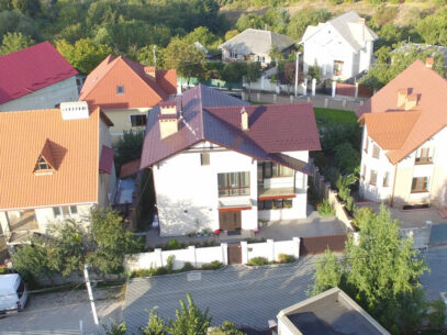 (Video) Casa de lux în care locuiesc doi bugetari ai Primăriei Chişinău