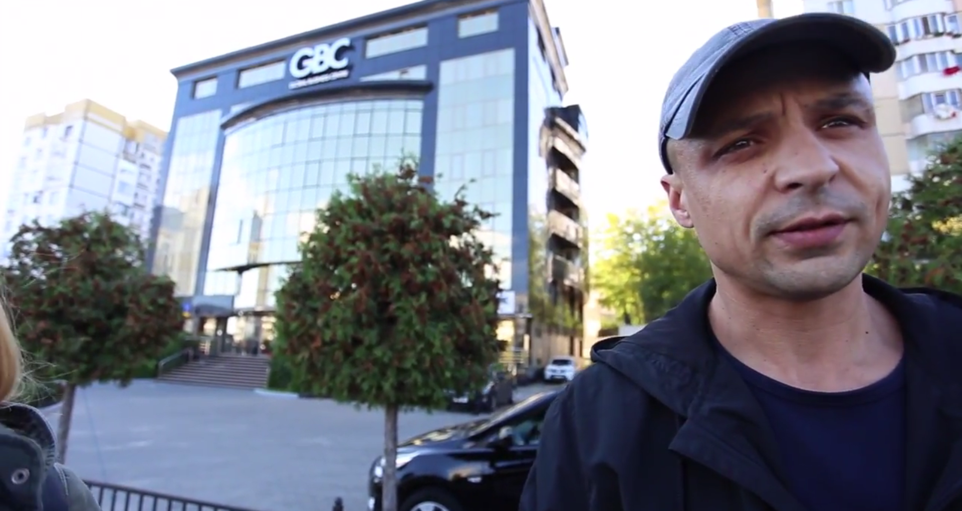 (VIDEO) Reporteri ZdG somați și amenințați în spațiul public, pe strada din preajma clădirii GBC