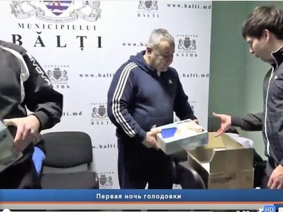 Postul local de televiziune din Bălți acuză câteva portaluri că dezinformează: „În cutii erau saltele gonflabile, dar nu mâncare”