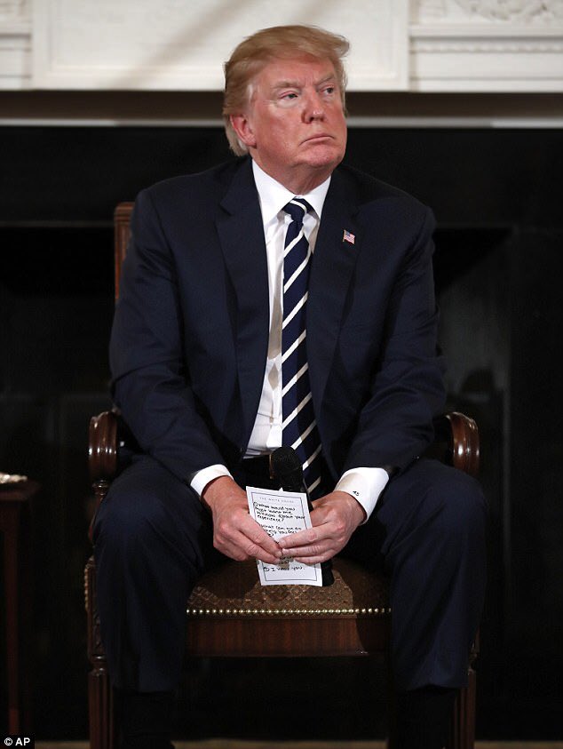 Donald Trump a fost prins cu fițuica la întâlnirea cu supraviețuitorii masacrului din Florida