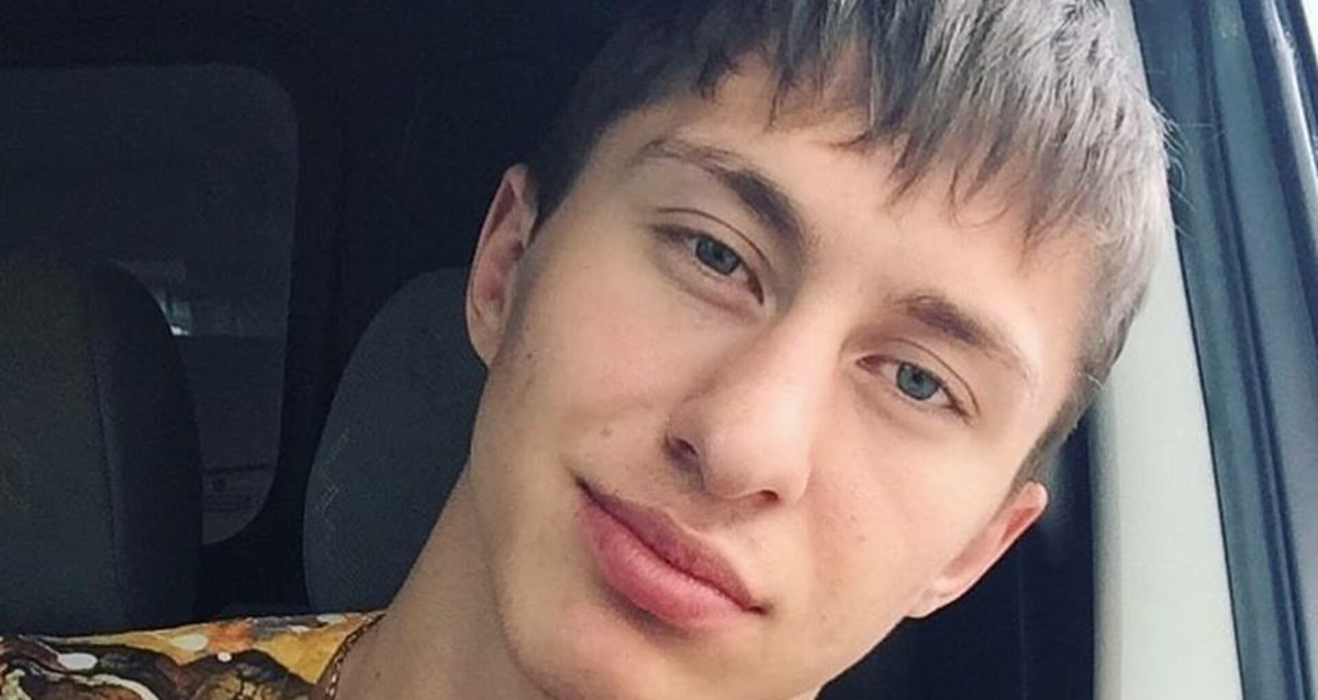 Primul luptător de K1 reținut în dosarul crimei din fața unui club de noapte. Fotografie comună cu vicepreședintele Parlamentului