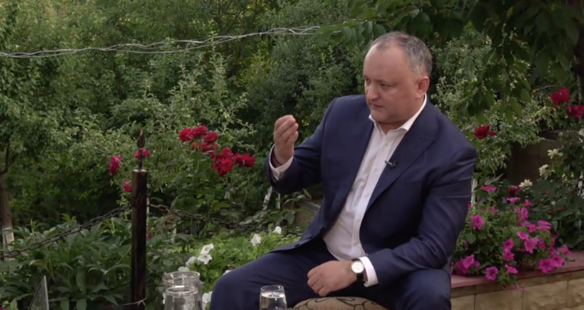 În timp ce la Chișinău se protestează împotriva „justiției politizate”, șeful statului discută live pe Odnoklassniki