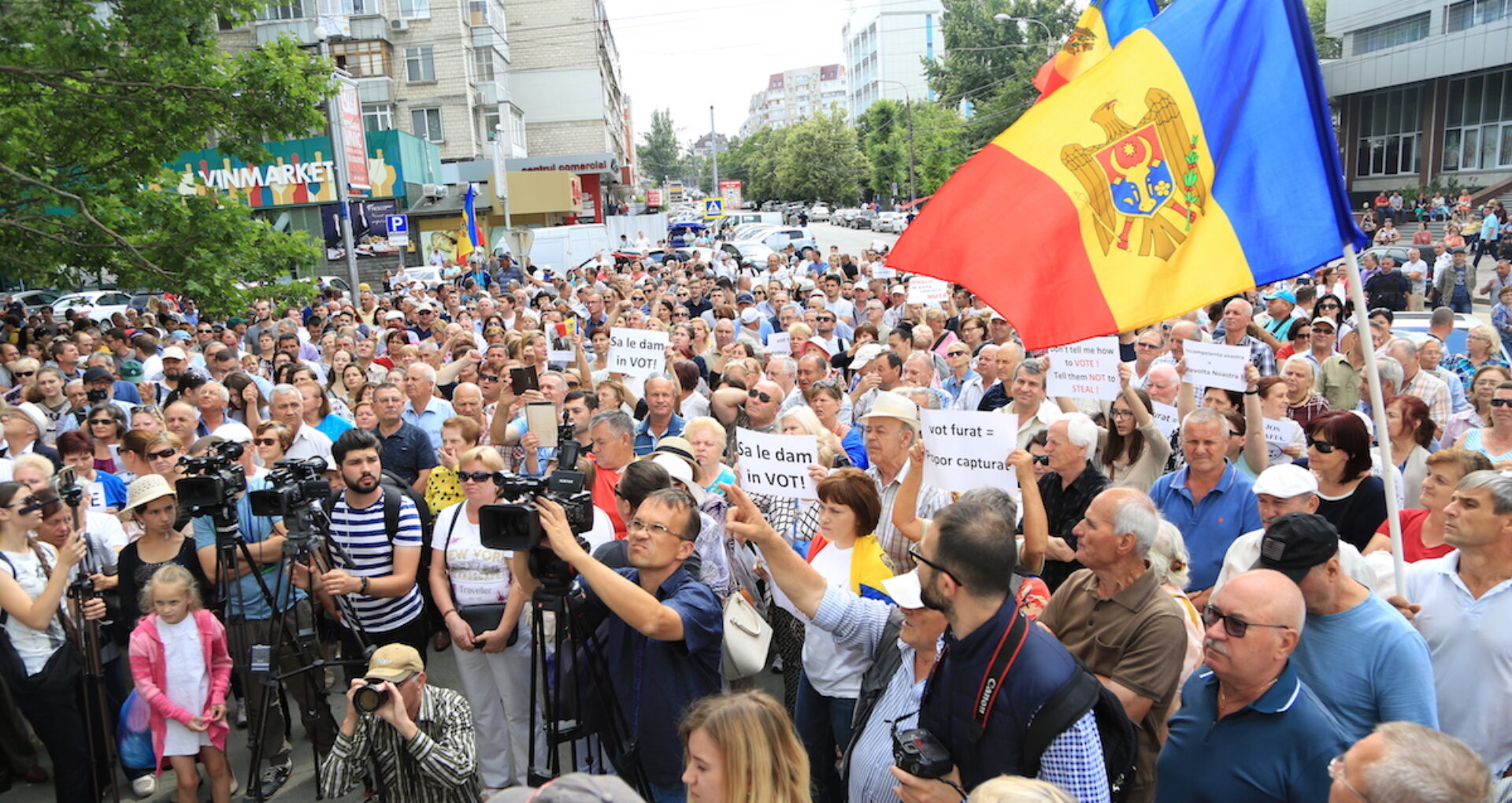 LIVE/ Protest la Primărie: „Astăzi este prima zi a rezistenței noastre”