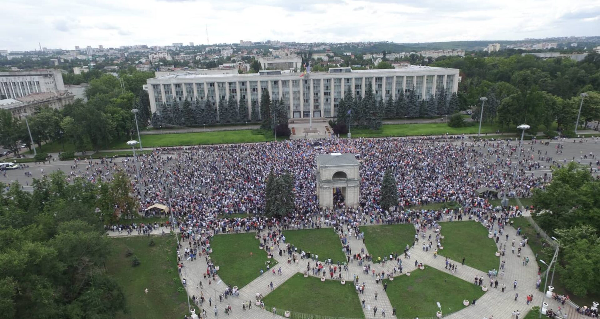 VIDEO/ Cum se vede de la înălțime protestul din Piața Marii Adunări Naționale