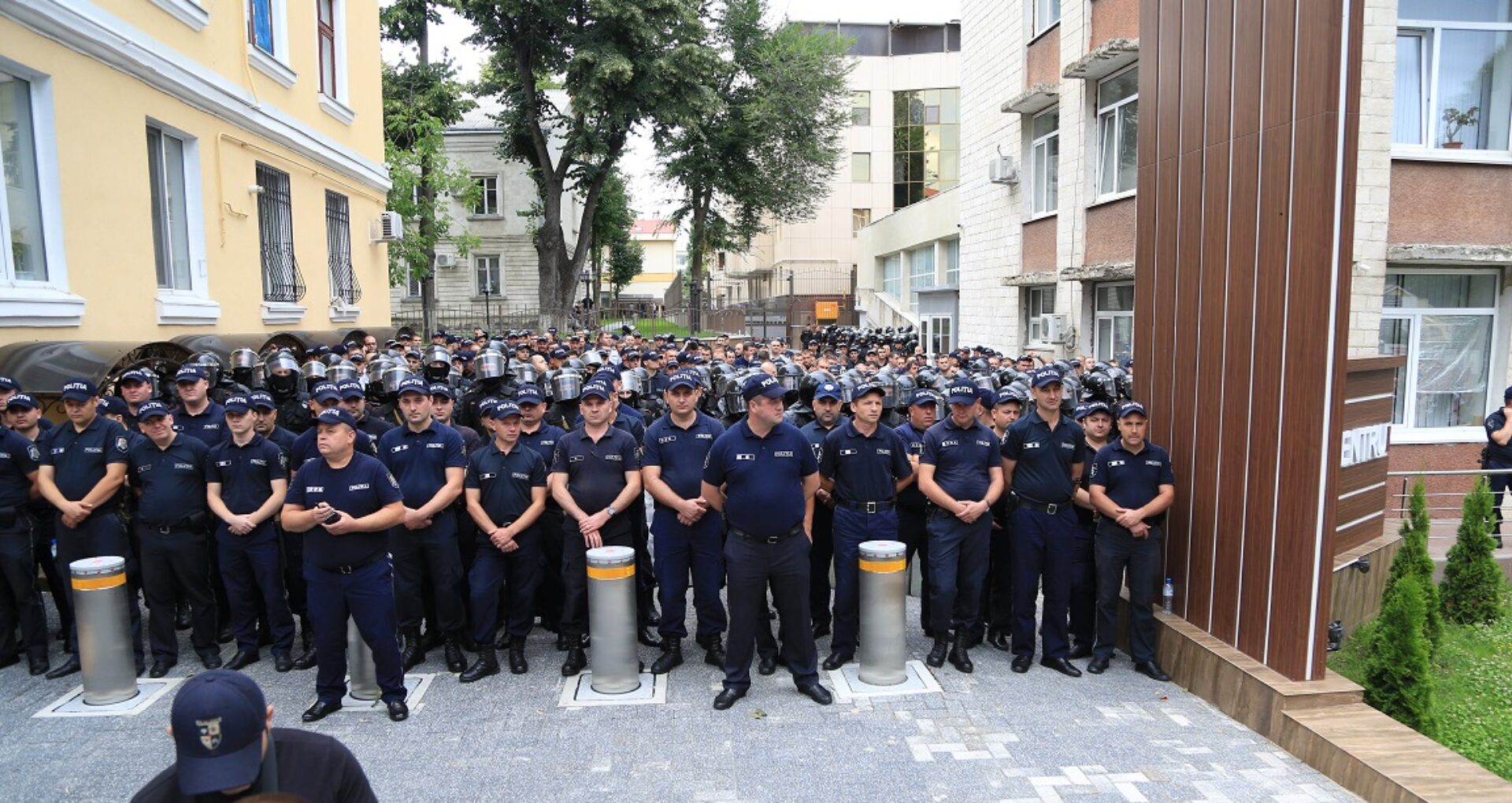 FOTO. VIDEO/ Securitate sporită în timpul protestului la reședința lui Plahotniuc și sediul PD