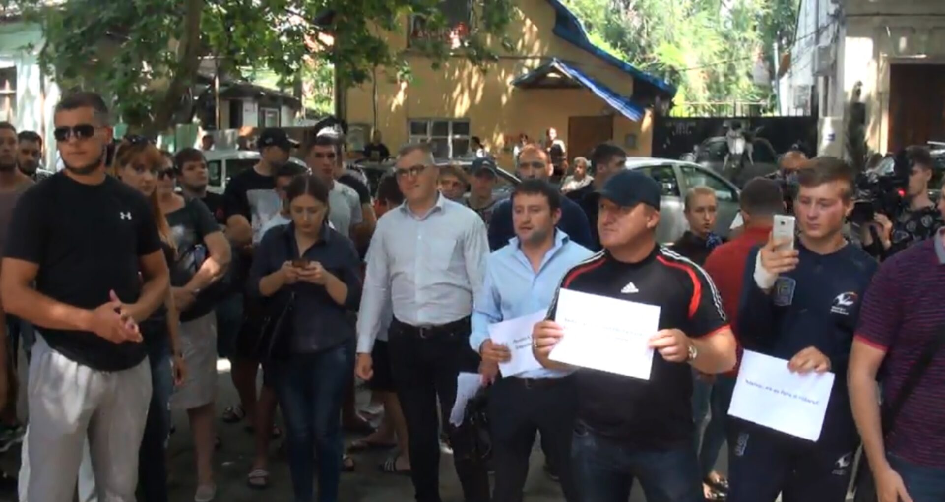 VIDEO/ Reprezentanții federațiilor de sport protestează la sediul PPDA: „Pro Arena Chișinău”