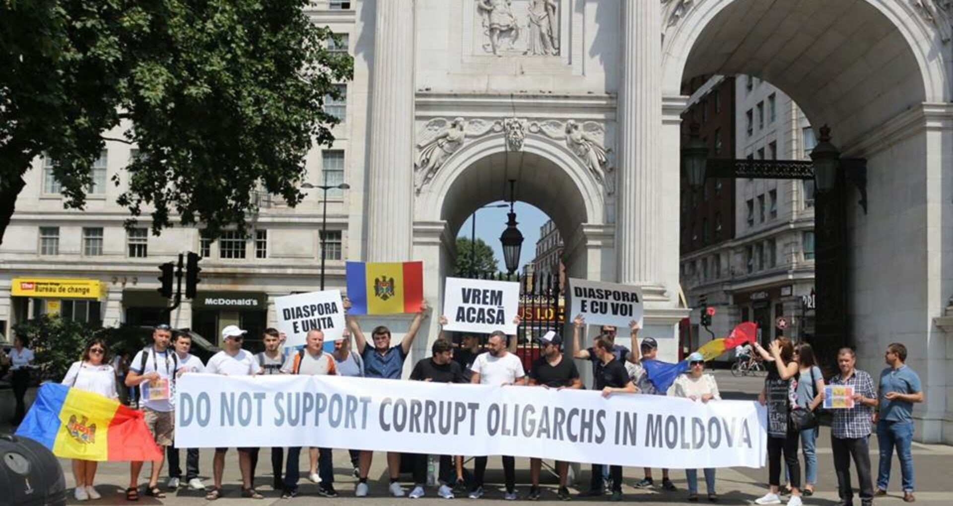 Diaspora de la Londra și cea de la Milano anunță proteste concomitent cu cel de la Chișinău de pe 26 august