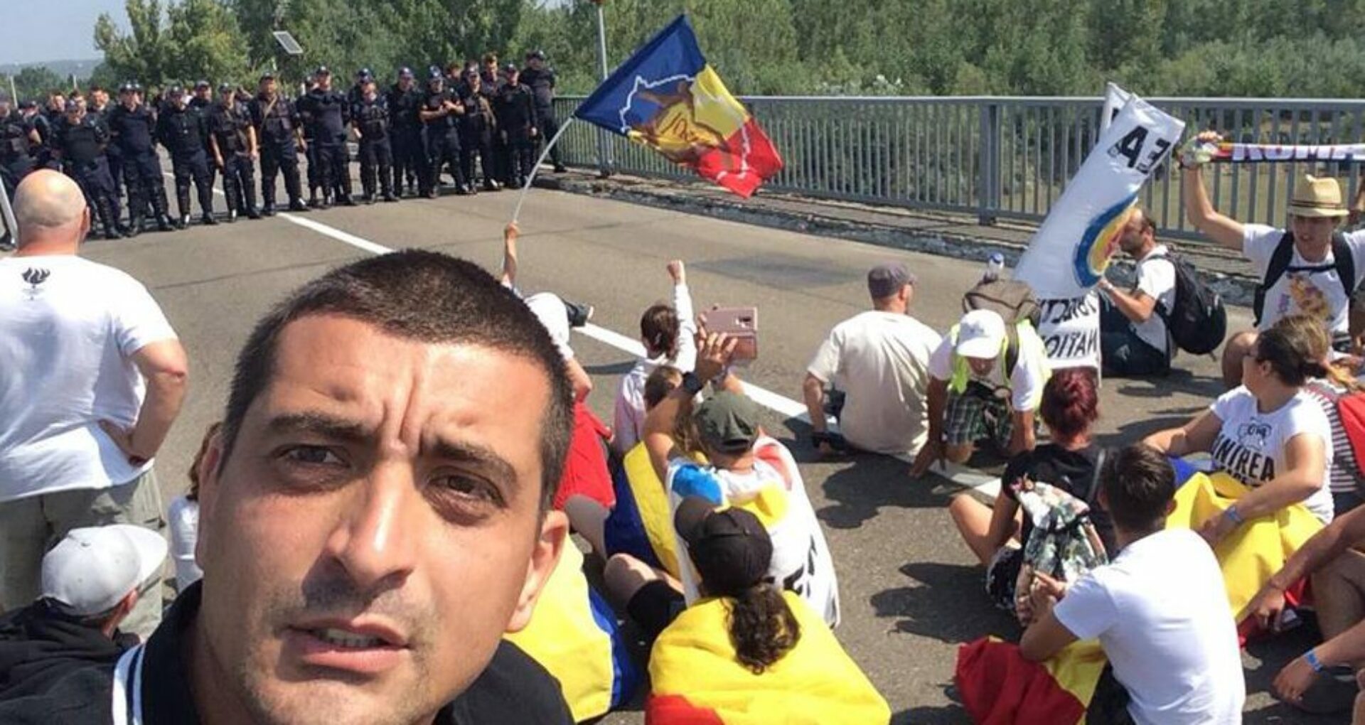 Participanții la Marșul Centenar sunt blocați în vamă de două zile. Explicația Poliției de Frontieră a R. Moldova