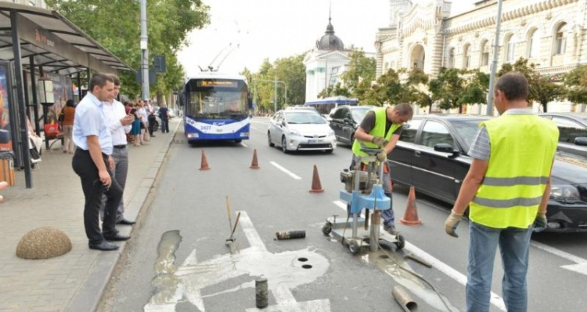 FOTO/ După un an de la reabilitare, Primăria testează calitatea asfaltării bulevardului Ștefan cel Mare