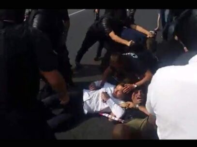 VIDEO/ Unioniștii au fost somați și puși la pământ de poliție la intrarea de la Vatra