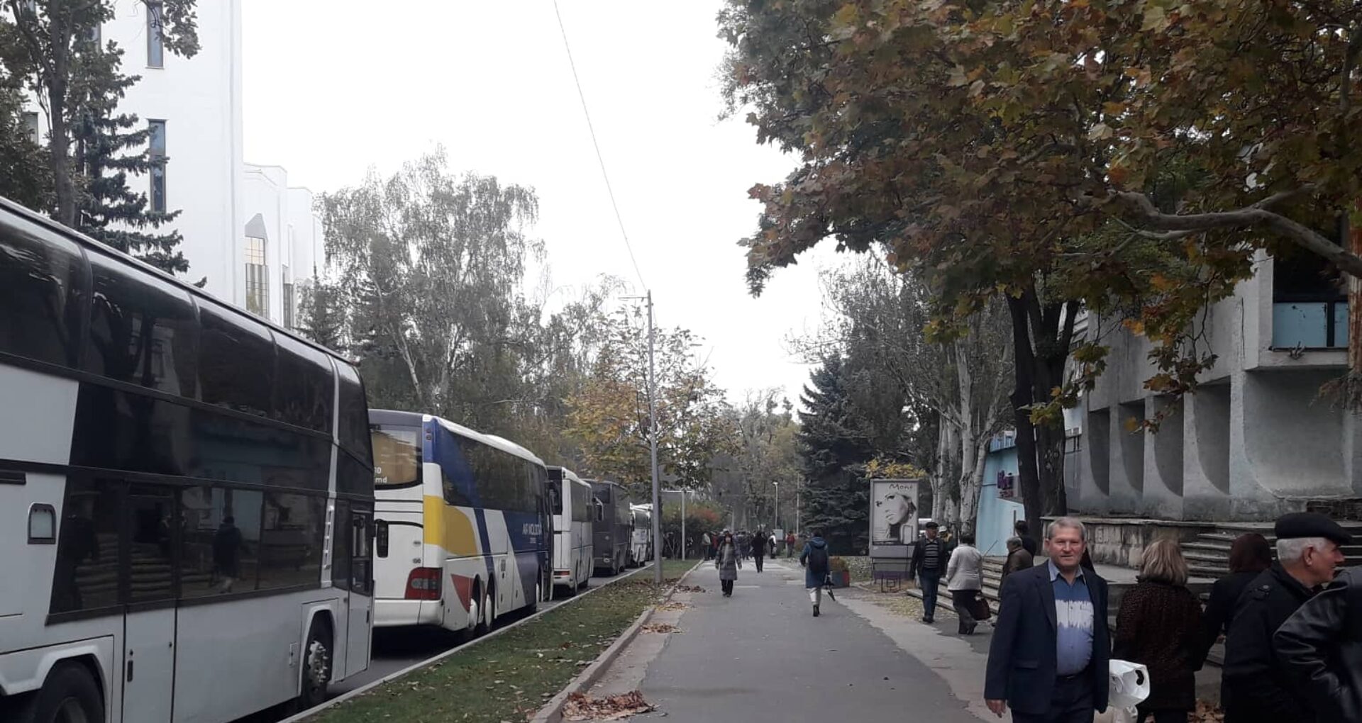 FOTO/ Zeci de autobuze au ajuns în centrul capitalei pentru Adunarea Partidului Democrat