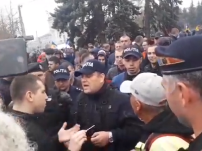 VIDEO/ Altercații între oamenii care scandau „Jos Plahotniuc” și polițiști în PMAN