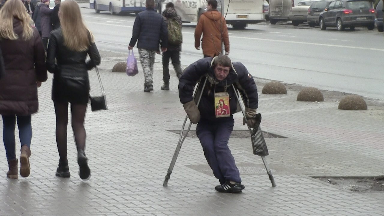 Человек с костылями на улице. Мужчина на костылях. Безногий оказался в теле вторичного персонажа