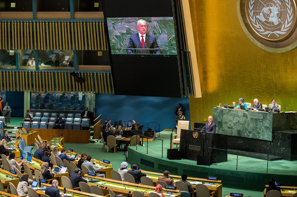 Трибуна оон. Трибуна Генассамблеи ООН. Вид с трибуны Генеральная Ассамблея ООН. Трибуна ООН 27 апреля.